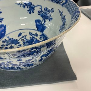 A large Chinese blue and white bowl with floral panels, Kangxi — 照片 13