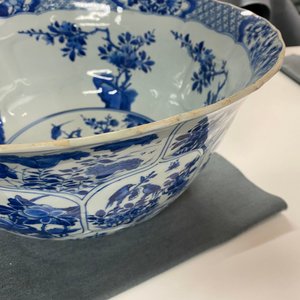 A large Chinese blue and white bowl with floral panels, Kangxi — 照片 14