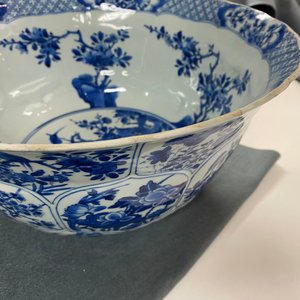 A large Chinese blue and white bowl with floral panels, Kangxi — 照片 15