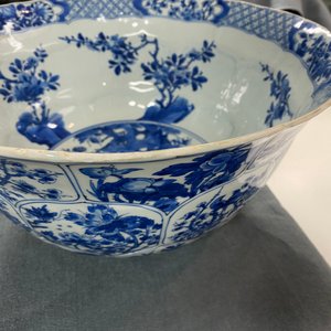 A large Chinese blue and white bowl with floral panels, Kangxi — 照片 17