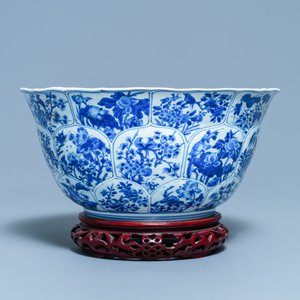 A large Chinese blue and white bowl with floral panels, Kangxi — 照片 2