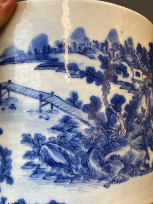 A large Chinese blue and white brush pot with a refined mountainous landscape, 18th C. — 照片 12