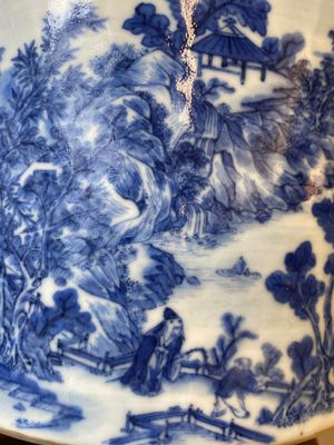 A large Chinese blue and white brush pot with a refined mountainous landscape, 18th C. — 照片 14