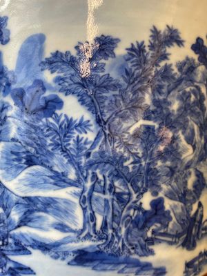 A large Chinese blue and white brush pot with a refined mountainous landscape, 18th C. — 照片 15