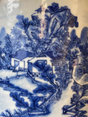 A large Chinese blue and white brush pot with a refined mountainous landscape, 18th C. — 照片 16