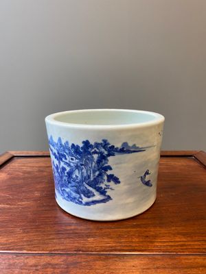 A large Chinese blue and white brush pot with a refined mountainous landscape, 18th C. — 照片 4