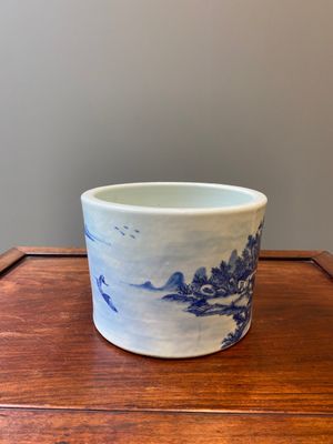 A large Chinese blue and white brush pot with a refined mountainous landscape, 18th C. — 照片 5