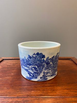 A large Chinese blue and white brush pot with a refined mountainous landscape, 18th C. — 照片 6