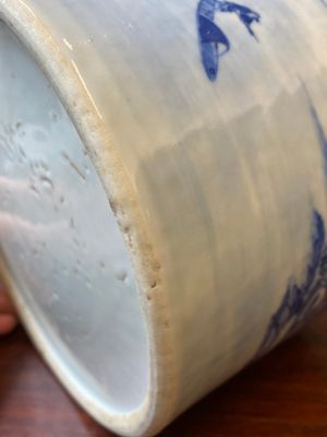 A large Chinese blue and white brush pot with a refined mountainous landscape, 18th C. — 照片 9