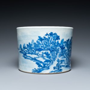 A large Chinese blue and white brush pot with a refined mountainous landscape, 18th C. — 照片 3