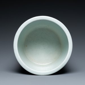 A large Chinese blue and white brush pot with a refined mountainous landscape, 18th C. — 照片 7