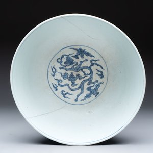 A large Chinese blue and white 'Buddhist lion' bowl and a Swatow blue and white bowl, Ming — photo 12