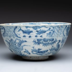 A large Chinese blue and white 'Buddhist lion' bowl and a Swatow blue and white bowl, Ming — photo 3