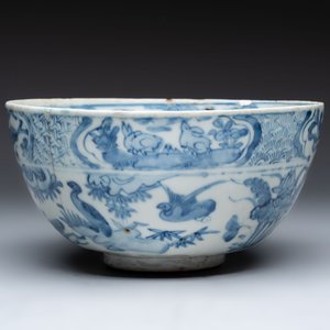 A large Chinese blue and white 'Buddhist lion' bowl and a Swatow blue and white bowl, Ming — photo 4