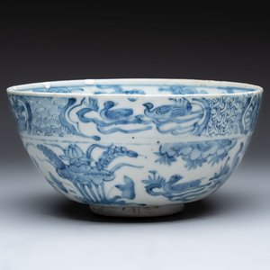 A large Chinese blue and white 'Buddhist lion' bowl and a Swatow blue and white bowl, Ming — photo 5
