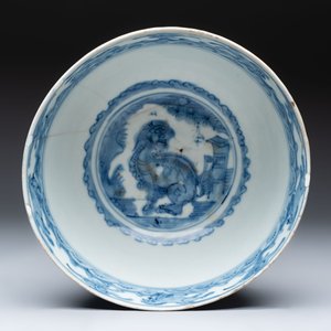 A large Chinese blue and white 'Buddhist lion' bowl and a Swatow blue and white bowl, Ming — photo 6
