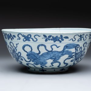 A large Chinese blue and white 'Buddhist lion' bowl and a Swatow blue and white bowl, Ming — photo 8