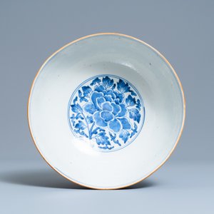 A large Chinese blue and white 'Buddhist lion' bowl, Transitional period — photo 6