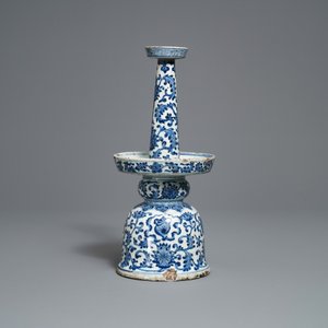 A large Chinese blue and white candleholder with floral design, Qianlong/Jiaqing — 照片 4