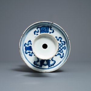 A large Chinese blue and white candleholder with floral design, Qianlong/Jiaqing — 照片 7