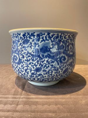 A large Chinese blue and white censer with chilong and floral design, Kangxi — photo 1