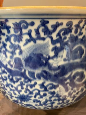 A large Chinese blue and white censer with chilong and floral design, Kangxi — photo 13
