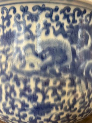 A large Chinese blue and white censer with chilong and floral design, Kangxi — photo 17