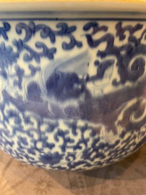 A large Chinese blue and white censer with chilong and floral design, Kangxi — photo 20