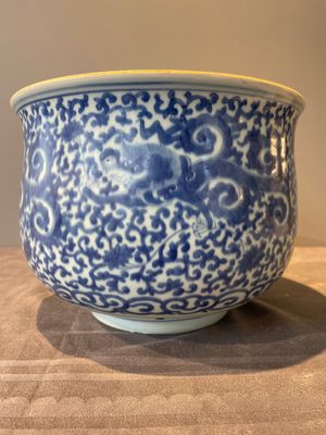 A large Chinese blue and white censer with chilong and floral design, Kangxi — photo 2