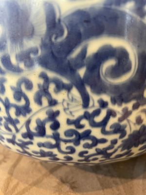 A large Chinese blue and white censer with chilong and floral design, Kangxi — photo 22