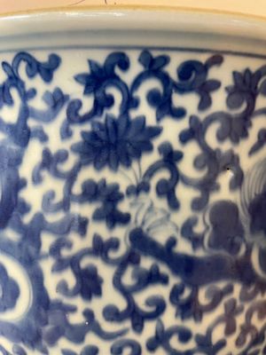 A large Chinese blue and white censer with chilong and floral design, Kangxi — photo 23