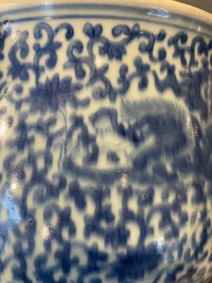 A large Chinese blue and white censer with chilong and floral design, Kangxi — photo 25