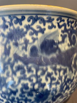A large Chinese blue and white censer with chilong and floral design, Kangxi — photo 26
