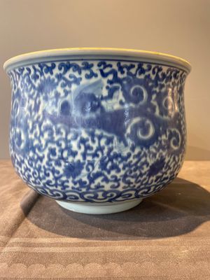 A large Chinese blue and white censer with chilong and floral design, Kangxi — photo 3