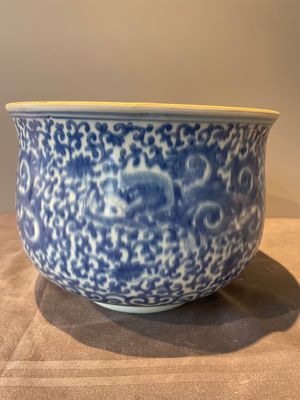 A large Chinese blue and white censer with chilong and floral design, Kangxi — photo 4