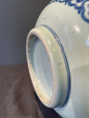 A large Chinese blue and white censer with chilong and floral design, Kangxi — photo 9