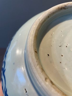 A large Chinese blue and white censer with chilong and floral design, Kangxi — photo 10