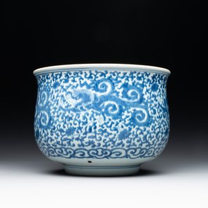 A large Chinese blue and white censer with chilong and floral design, Kangxi — photo 1