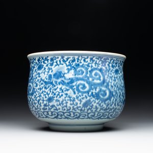 A large Chinese blue and white censer with chilong and floral design, Kangxi — photo 2