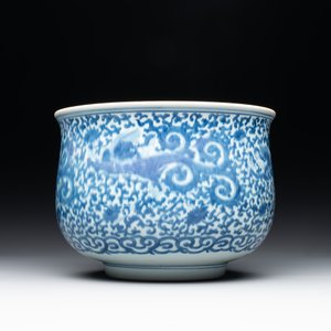 A large Chinese blue and white censer with chilong and floral design, Kangxi — photo 4
