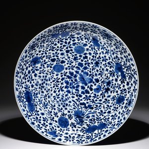 A large Chinese blue and white charger with floral design and powder blue back, Chengua mark, Kangxi — 照片 1