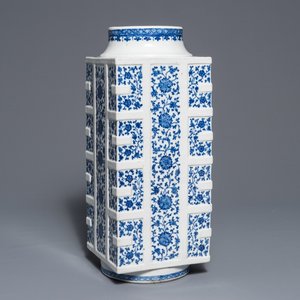 A large Chinese blue and white cong vase with lotus scrolls, 18/19th C. — photo 1