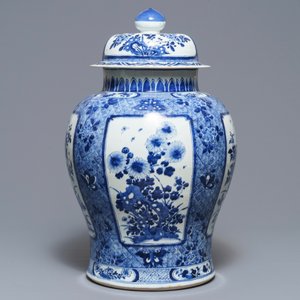 A large Chinese blue and white covered vase with floral design, Kangxi — photo 3