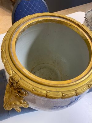 A large Chinese blue and white crackle-glazed 'carps' vase with fine gilt bronze mounts, 18/19th C. — 照片 13
