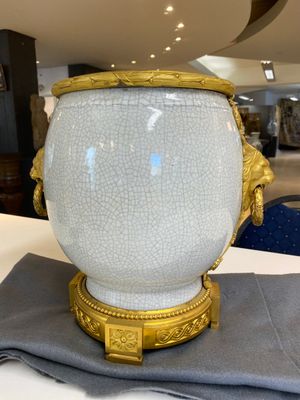 A large Chinese blue and white crackle-glazed 'carps' vase with fine gilt bronze mounts, 18/19th C. — 照片 3