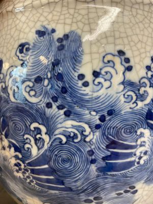A large Chinese blue and white crackle-glazed 'carps' vase with fine gilt bronze mounts, 18/19th C. — 照片 7