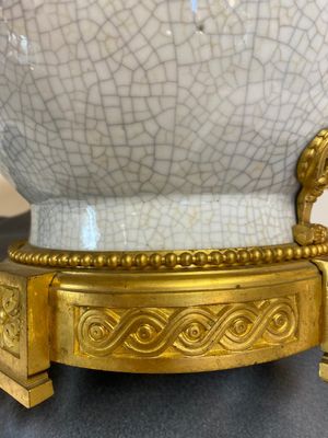 A large Chinese blue and white crackle-glazed 'carps' vase with fine gilt bronze mounts, 18/19th C. — 照片 9