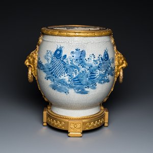 A large Chinese blue and white crackle-glazed 'carps' vase with fine gilt bronze mounts, 18/19th C. — 照片 1