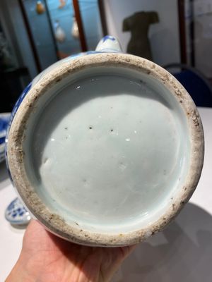 A large Chinese blue and white 'crane and lotus' wine ewer and cover, Transitional period — 照片 14