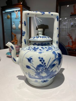 A large Chinese blue and white 'crane and lotus' wine ewer and cover, Transitional period — 照片 3
